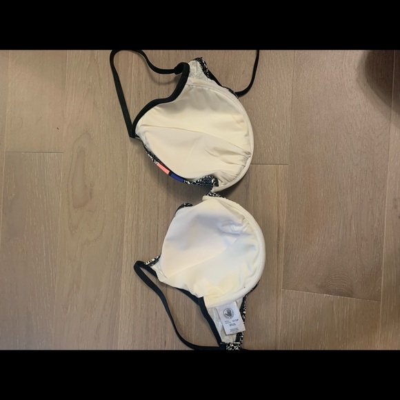 Body Glove Bikini Top.  DD cup Like New - Picture 3 of 8